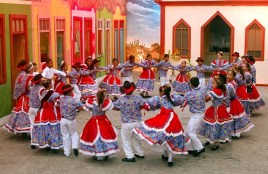 26 Haziran 2003 'te Brezilya' nın Campina Grande kentinde düzenlenen Haziran Festivali sırasında Saint John Festivali 'nde Kare Dans Performansı