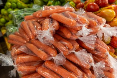 Yerel bir markette plastik poşetlerde taze havuç.