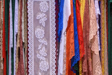 Brezilya 'da bir sokak pazarında asılı renkli geleneksel dantel kumaşlar