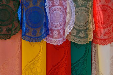 Brezilya 'da bir sokak pazarında asılı renkli geleneksel dantel kumaşlar