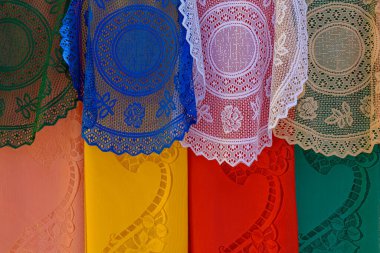 Brezilya 'da bir sokak pazarında asılı renkli geleneksel dantel kumaşlar