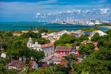 4 Mayıs 2025 tarihinde Recife 'nin Skyline' ı ve Pernambuco, Brezilya 'daki Atlantik Okyanusu ile birlikte Olinda' nın Panoramik Manzarası.