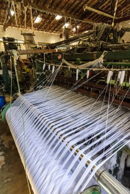 Sao Bento, Paraiba, Brezilya 'daki Tekstil Atölyesinde 3 Ağustos 2011' de Geleneksel Loom Dokuma Kırmızı ve Beyaz Kumaş.