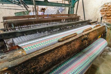 Sao Bento, Paraiba, Brezilya 'daki Tekstil Atölyesinde 3 Ağustos 2011' de Geleneksel Loom Dokuma Kırmızı ve Beyaz Kumaş.