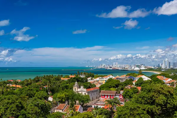 Recife 'nin Skyline' ıyla tarihi Olinda 'nın panoramik görüntüsü ve