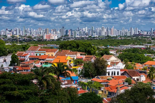 Recife 'nin Skyline' ıyla tarihi Olinda 'nın panoramik görüntüsü ve