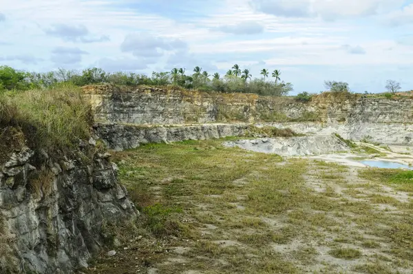 4 Ocak 2010 'da Joao Pessoa, Paraiba, Brezilya' da Rocky Cliffs ve Vegetation ile terkedilmiş kireçtaşı ocağı.