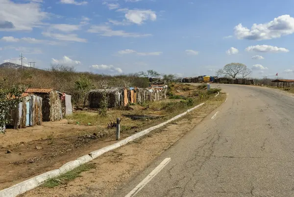 Cajazeirinhas, Paraiba, Brezilya 'daki yol boyunca doğaçlama kulübeleri olan MST Kırsal yerleşim yeri.