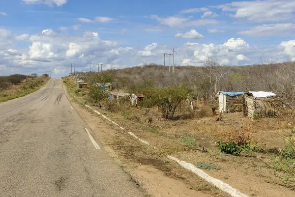Cajazeirinhas, Paraiba, Brezilya 'daki yol boyunca doğaçlama kulübeleri olan MST Kırsal yerleşim yeri.