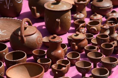 24 Mayıs 2025 'te Brezilya, Paraiba, Serra Branca' da bir sokak pazarında satılık el yapımı kil çömlek.
