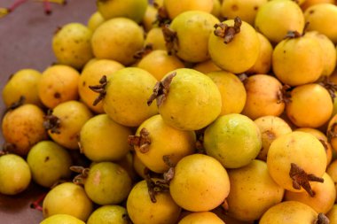 Araca meyvesi. Brezilya 'dan olgun sarı ara meyvesi, yerel tropik