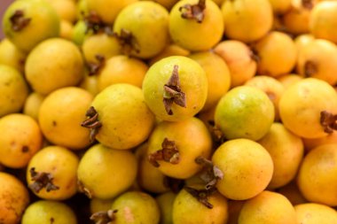 Araca meyvesi. Brezilya 'dan olgun sarı ara meyvesi, yerel tropik