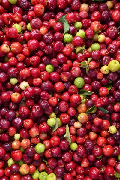 Sokak pazarında sergilenen taze acerola kirazları