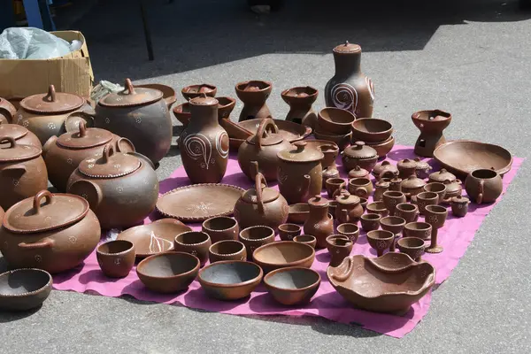 24 Mayıs 2025 'te Brezilya, Paraiba, Serra Branca' da bir sokak pazarında satılık el yapımı kil çömlek.