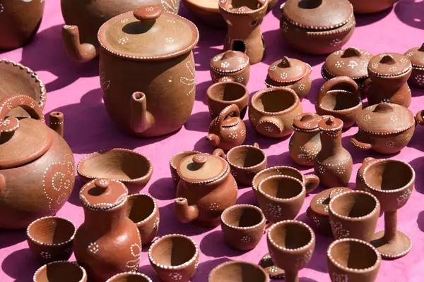 24 Mayıs 2025 'te Brezilya, Paraiba, Serra Branca' da bir sokak pazarında satılık el yapımı kil çömlek.