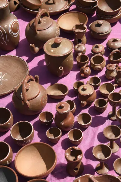 24 Mayıs 2025 'te Brezilya, Paraiba, Serra Branca' da bir sokak pazarında satılık el yapımı kil çömlek.