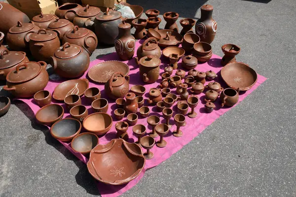 24 Mayıs 2025 'te Brezilya, Paraiba, Serra Branca' da bir sokak pazarında satılık el yapımı kil çömlek.