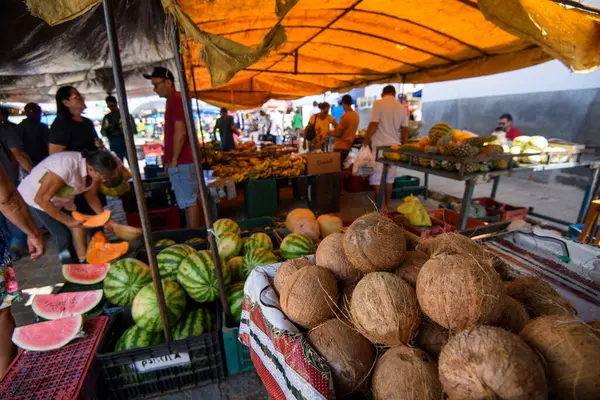 Serra Bran 'da açık bir sokak pazarında meyve ve sebze tezgahı