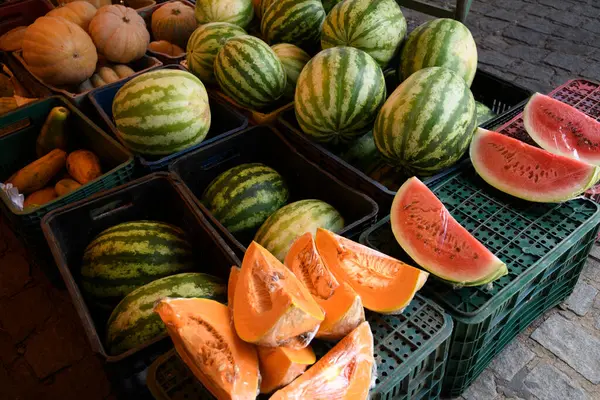 24 Mayıs 2025 'te Brezilya, Paraiba, Serra Branca' da açık bir sokak pazarında meyve ve sebze tezgahı.