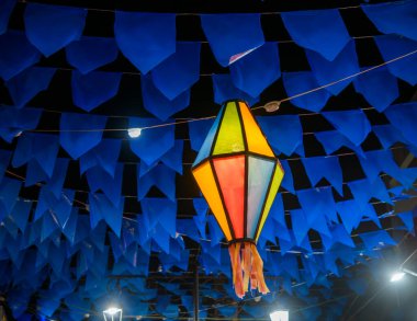 Haziran ayında Brezilya 'nın kuzeydoğusundaki Saint John partisi için renkli bayraklar ve dekoratif balonlar.