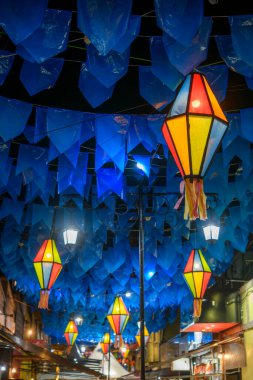 Haziran ayında Brezilya 'nın kuzeydoğusundaki Saint John partisi için renkli bayraklar ve dekoratif balonlar.