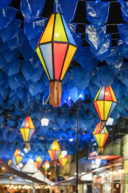 Haziran ayında Brezilya 'nın kuzeydoğusundaki Saint John partisi için renkli bayraklar ve dekoratif balonlar.