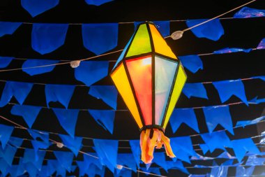 Saint John partisi için renkli bayraklar ve dekoratif balonlar, 