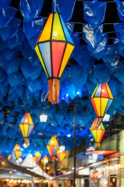 Saint John partisi için renkli bayraklar ve dekoratif balonlar, 