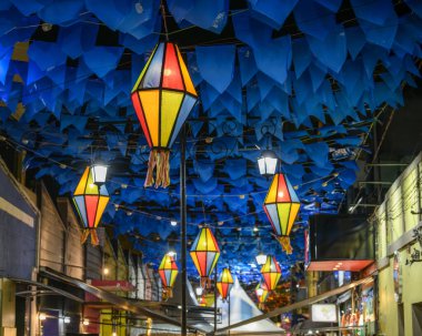 Saint John partisi için renkli bayraklar ve dekoratif balonlar, 