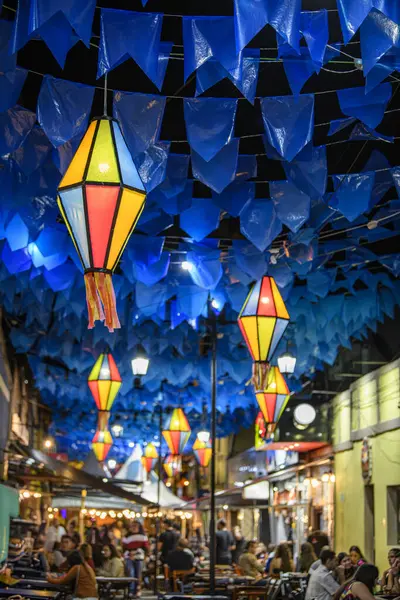 Haziran ayında Brezilya 'nın kuzeydoğusundaki Saint John partisi için renkli bayraklar ve dekoratif balonlar.