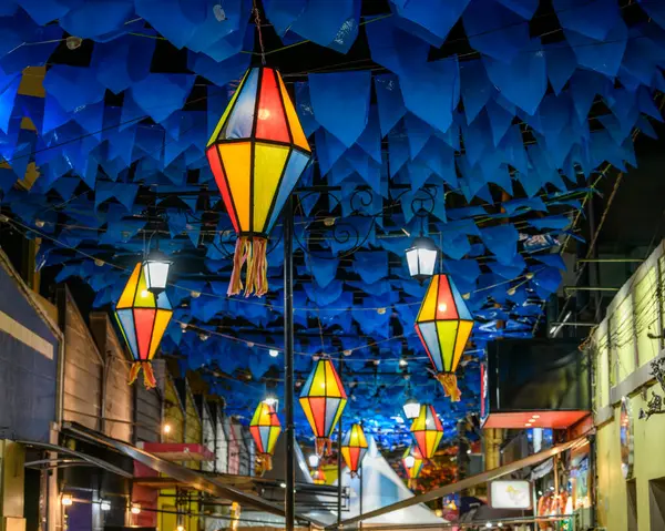 Haziran ayında Brezilya 'nın kuzeydoğusundaki Saint John partisi için renkli bayraklar ve dekoratif balonlar.