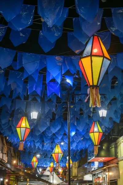 Saint John partisi için renkli bayraklar ve dekoratif balonlar, 