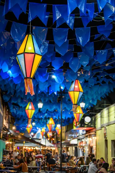 Haziran ayında Brezilya 'nın kuzeydoğusundaki Saint John partisi için renkli bayraklar ve dekoratif balonlar