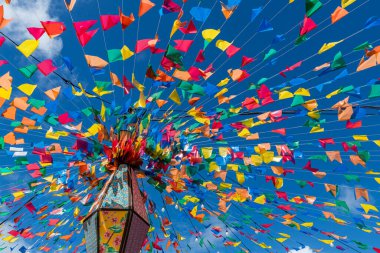 Sao Joao festivali için renkli bayraklar ve dekoratif balonlar, Haziran ayında Brezilya 'nın kuzeydoğusunda yer alan mavi gökyüzü ile