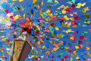 Sao Joao festivali için renkli bayraklar ve dekoratif balonlar, Haziran ayında Brezilya 'nın kuzeydoğusunda yer alan mavi gökyüzü ile