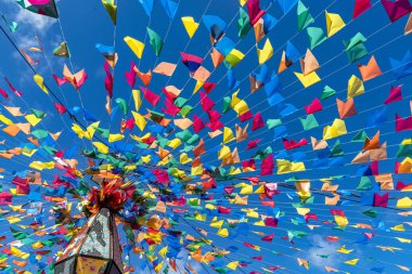 Sao Joao festivali için renkli bayraklar ve dekoratif balonlar, Haziran ayında Brezilya 'nın kuzeydoğusunda yer alan mavi gökyüzü ile