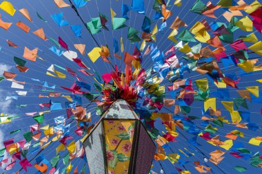 Sao Joao festivali için renkli bayraklar ve dekoratif balonlar, Haziran ayında Brezilya 'nın kuzeydoğusunda yer alan mavi gökyüzü ile