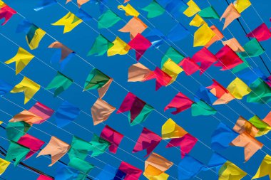 Sao Joao festivali için renkli bayraklar ve dekoratif balonlar, Haziran ayında Brezilya 'nın kuzeydoğusunda yer alan mavi gökyüzü ile