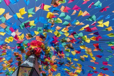 Sao Joao festivali için renkli bayraklar ve dekoratif balonlar, Haziran ayında Brezilya 'nın kuzeydoğusunda yer alan mavi gökyüzü ile