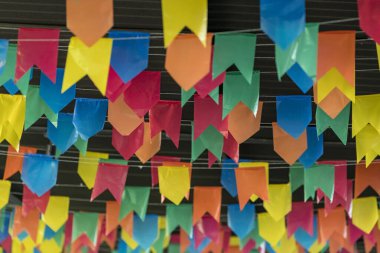 Sao Joao festivali için renkli bayraklar ve dekoratif balonlar, Haziran ayında Brezilya 'nın kuzeydoğusunda yer alan mavi gökyüzü ile