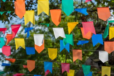 Sao Joao festivali için renkli bayraklar ve dekoratif balonlar, Haziran ayında Brezilya 'nın kuzeydoğusunda yer alan mavi gökyüzü ile
