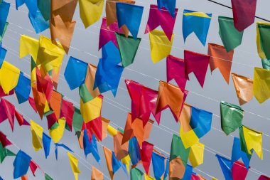 Sao Joao festivali için renkli bayraklar ve dekoratif balonlar, Haziran ayında Brezilya 'nın kuzeydoğusunda yer alan mavi gökyüzü ile