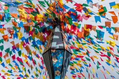 Sao Joao festivali için renkli bayraklar ve dekoratif balonlar, Haziran ayında Brezilya 'nın kuzeydoğusunda yer alan mavi gökyüzü ile