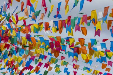 Sao Joao festivali için renkli bayraklar ve dekoratif balonlar, Haziran ayında Brezilya 'nın kuzeydoğusunda yer alan mavi gökyüzü ile