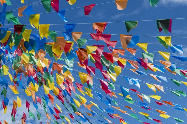 Sao Joao festivali için renkli bayraklar ve dekoratif balonlar, Haziran ayında Brezilya 'nın kuzeydoğusunda yer alan mavi gökyüzü ile