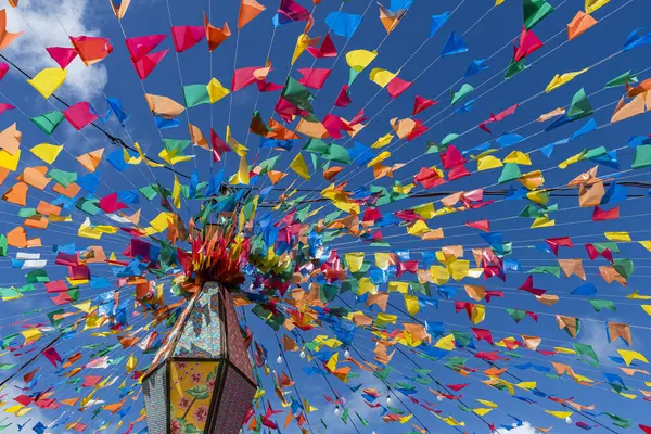 Sao Joao festivali için renkli bayraklar ve dekoratif balonlar, Haziran ayında Brezilya 'nın kuzeydoğusunda yer alan mavi gökyüzü ile