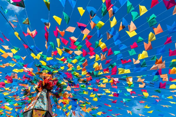 Sao Joao festivali için renkli bayraklar ve dekoratif balonlar, Haziran ayında Brezilya 'nın kuzeydoğusunda yer alan mavi gökyüzü ile