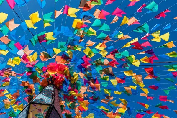 Sao Joao festivali için renkli bayraklar ve dekoratif balonlar, Haziran ayında Brezilya 'nın kuzeydoğusunda yer alan mavi gökyüzü ile