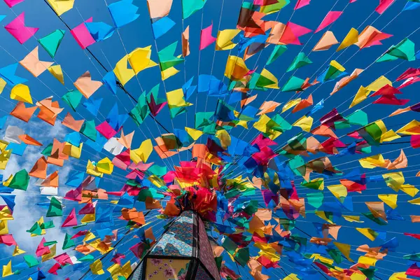 Sao Joao festivali için renkli bayraklar ve dekoratif balonlar, Haziran ayında Brezilya 'nın kuzeydoğusunda yer alan mavi gökyüzü ile