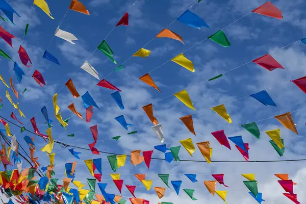 Sao Joao festivali için renkli bayraklar ve dekoratif balonlar, Haziran ayında Brezilya 'nın kuzeydoğusunda yer alan mavi gökyüzü ile